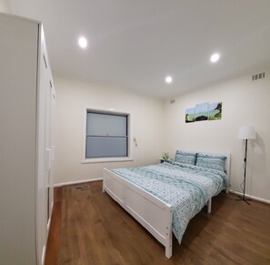 3 habitaciones, tabla de planchar con plancha, wifi y ropa de cama
