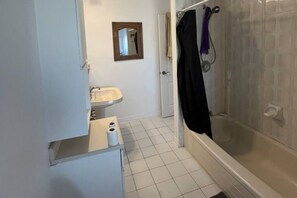 Séchoir à cheveux, serviettes fournies, savon, papier de toilette