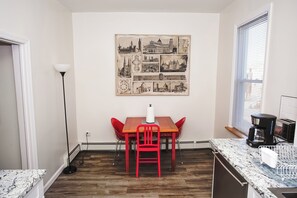 Dining - Charming 3-bedroom apartment with AC, WiFi in lovely Jersey City (Jersey City)