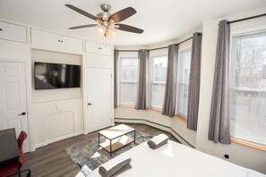 3 chambres, bureau, fer et planche à repasser, lit parapluie