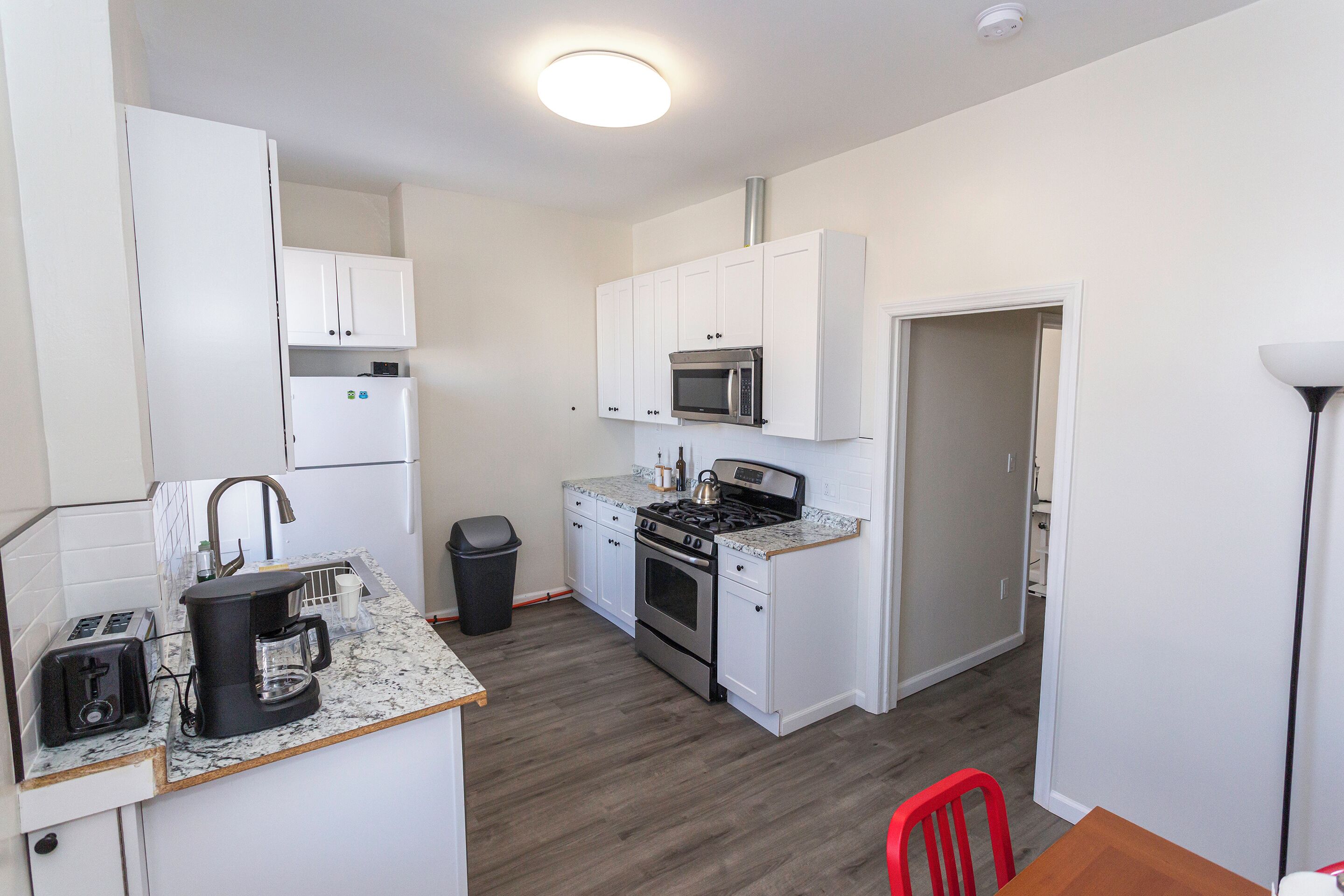 Kjøleskap, mikrobølgeovn, ovn og kokeplater