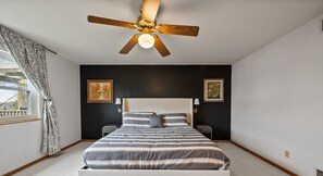 4 bedrooms, iron/ironing board, free WiFi, bed sheets - Lake Access Big Blue Lakehouse Pier, Game Room, Boat Parking & A+ Views (Twin Lakes)
