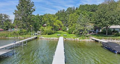Lake Access Big Blue Lakehouse Pier, Game Room, Boat Parking & A+ Views
