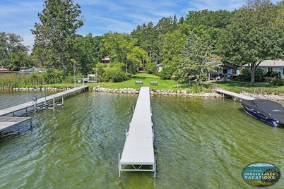 Lake Access Big Blue Lakehouse Pier, Game Room, Boat Parking & A+ Views