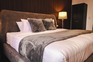 Comfort Room | Down duvets, in-room safe, iron/ironing board, free WiFi - Mina Suites Barrio Antiguo (Monterrey)