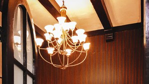 Comfort Room | Gebar bulu kapas, bar mini, peti besi dalam bilik 