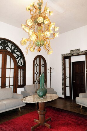 55-inch flat-screen TV with digital channels - Mina Suites Barrio Antiguo (Monterrey)