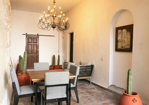 Camera Classic | Area soggiorno | TV a schermo piatto 55 pollici con canali digitali