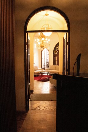55-inch flat-screen TV with digital channels - Mina Suites Barrio Antiguo (Monterrey)