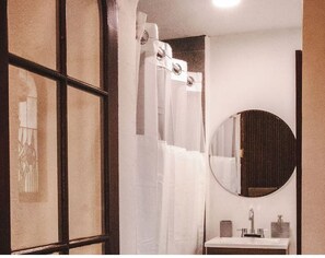 Shower, rainfall showerhead, hair dryer, bathrobes - Mina Suites Barrio Antiguo (Monterrey)