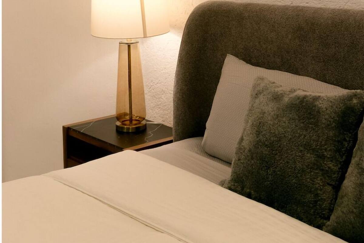Habitación básica, 1 cama individual grande | Edredones de plumas, minibar, caja fuerte