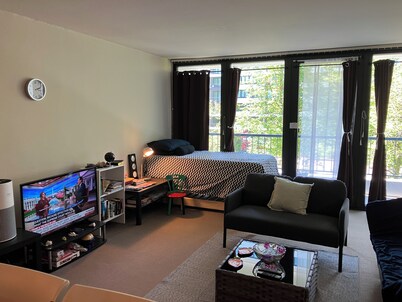 1-bedroom condo in Portland with AC, WiFi, cable TV, kitchen, garage parking, DW