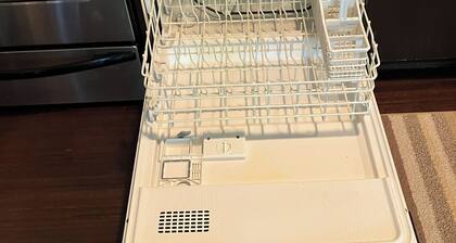 1-bedroom condo in Portland with AC, WiFi, cable TV, kitchen, garage parking, DW