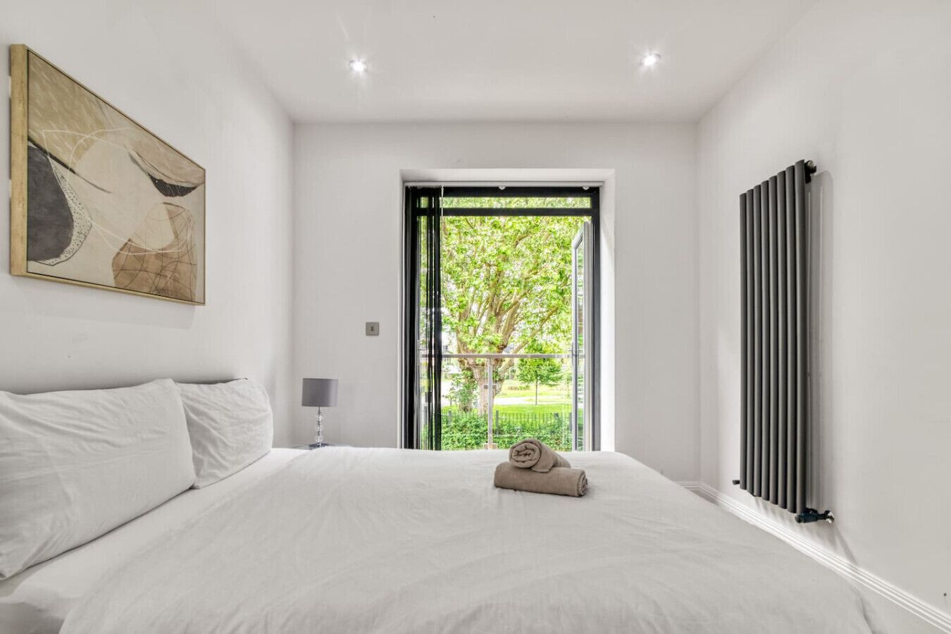 3 室のベッドルーム、デスク、アイロン / アイロン台、旅行用ベビーベッド