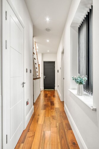 Spacious Modern House 3BR 3BA Balcony Park View