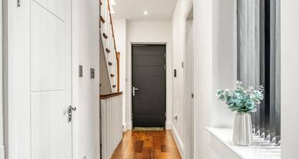 Spacious Modern House 3BR 3BA Balcony Park View