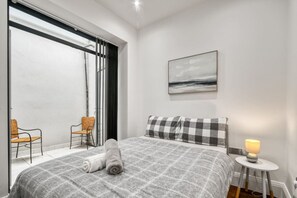 3 slaapkamers, een bureau, een strijkplank/strijkijzer, reisbedje