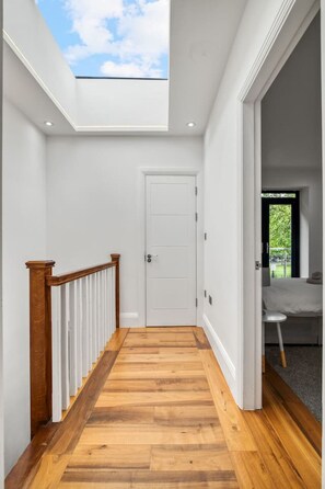 Interior - Spacious Modern House 3BR 3BA Balcony Park View (London)