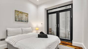 3 bedrooms, desk, iron/ironing board, travel crib