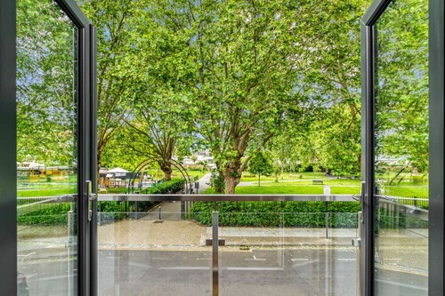 Spacious Modern House 3BR 3BA Balcony Park View