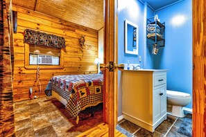 1 bedroom, bed sheets - Bear Crossing Cabin at Ponderosa (Cherokee)