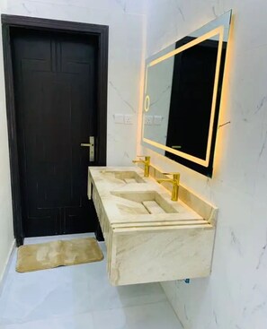 ヘアドライヤー 、タオル、石鹸、トイレットペーパー