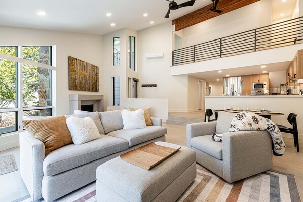 Smart TV, fireplace
