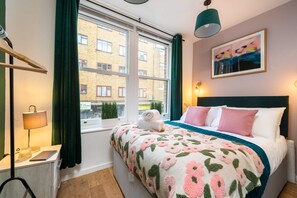 1 bedroom, iron/ironing board, WiFi, bed sheets - Lilly | 1 Bedroom City Apartment (London)
