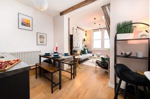 TV - Lilly | 1 Bedroom City Apartment (London)