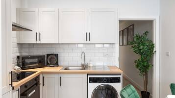 Køleskab, mikrobølgeovn, ovn, kogeplade