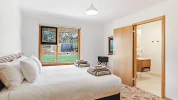 5 bedrooms, iron/ironing board, free WiFi, bed sheets