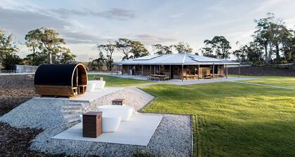 Ten Fifty Bakers - Off grid Wilderness Retreat (30 minutes from town)