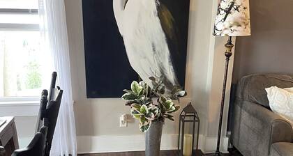 3-bedroom duplex yellow house downtown Des Moines with AC, WiFi