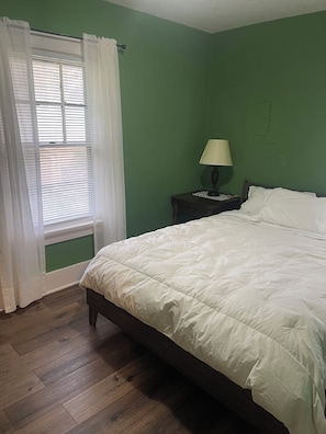 3 bedrooms, iron/ironing board, WiFi, bed sheets - 3-bedroom duplex yellow house downtown  Des Moines with AC, WiFi (des moines)