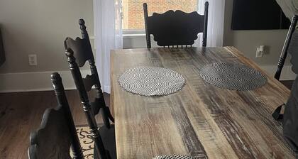 3-bedroom duplex yellow house downtown Des Moines with AC, WiFi