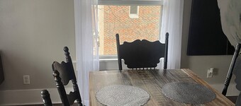 3-bedroom duplex yellow house downtown Des Moines with AC, WiFi