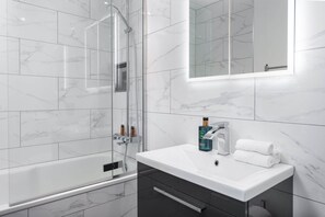 Hair dryer, towels - Taylor | Luxury 2 bedroom apartment with balcony (London)