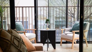 A balcony with two chairs, a small table, and a glass of wine. - Fast Wifi, Winter Balcony, Chef`s Kitchen, Fulham (London)