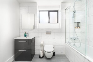 Bathroom - Fulham | Balcony | King Bed | Wifi | Long Stays (London)