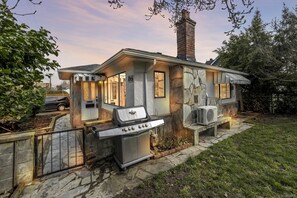 Property grounds - 1 bedroom 1/2 a house for rent - near Jubilee Hospital (Victoria)