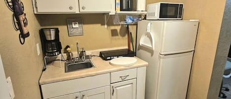 Microones, placa de cuina i cafetera i tetera