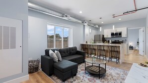 A modern apartment with a living room, kitchen, and dining area. - Charming 2-bedroom apartment in fabulous Westchester with AC, WiFi (Westchester)
