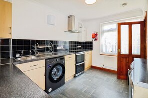 Fridge, oven, stovetop, electric kettle