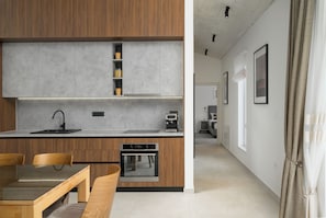 Fridge, microwave, oven, stovetop - (Sisan)