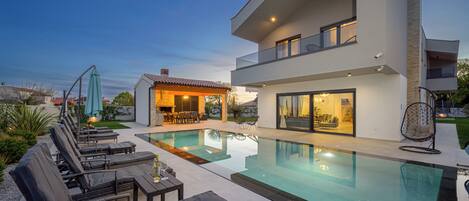 Et oppvarmet basseng