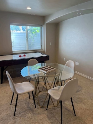 Game room - Modern Comfort Meets Mountain Views – Waffles Too! (Highland)