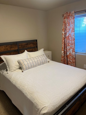 Room - Modern Comfort Meets Mountain Views – Waffles Too! (Highland)