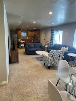 Smart TV, offices - Modern Comfort Meets Mountain Views – Waffles Too! (Highland)