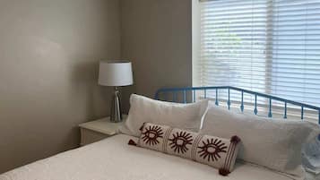 2 makuuhuonetta, silitysrauta/-lauta, vauvan matkasänky, ilmainen Wi-Fi