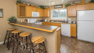 Køleskab, mikrobølgeovn, ovn, kogeplade